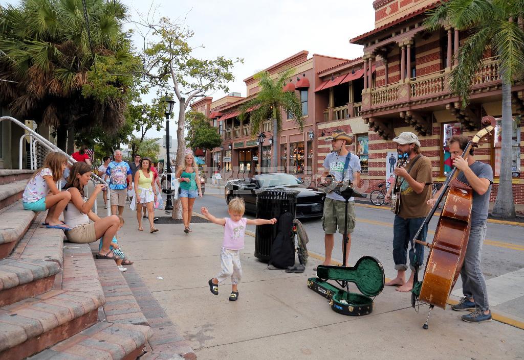 キーウェストの路上で、ミュージシャンの音楽に合わせて踊る子供。カリブ海に浮かぶ最果ての島には、南国らしい緩やかな時間が流れていた＝２０１４年１２月２日、米フロリダ州（早坂洋祐撮影）