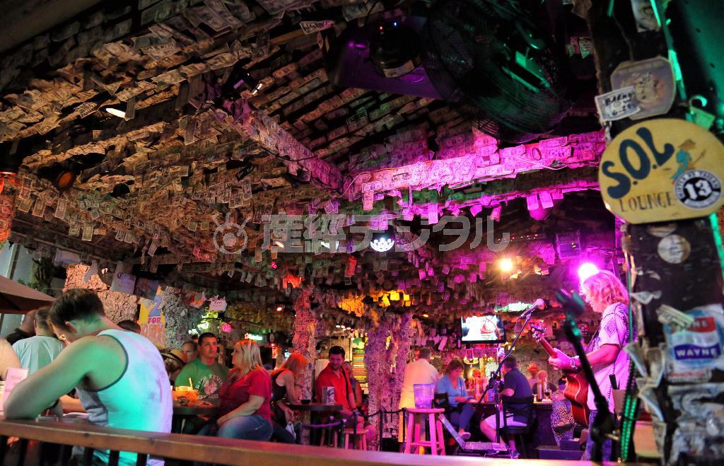 ヘミングウェーも通ったという「スラッピー・ジョーズ・バー」。キーウェストでもっとも賑わうデュバル通りにある＝２０１５年１２月３日、米フロリダ州（早坂洋祐撮影）