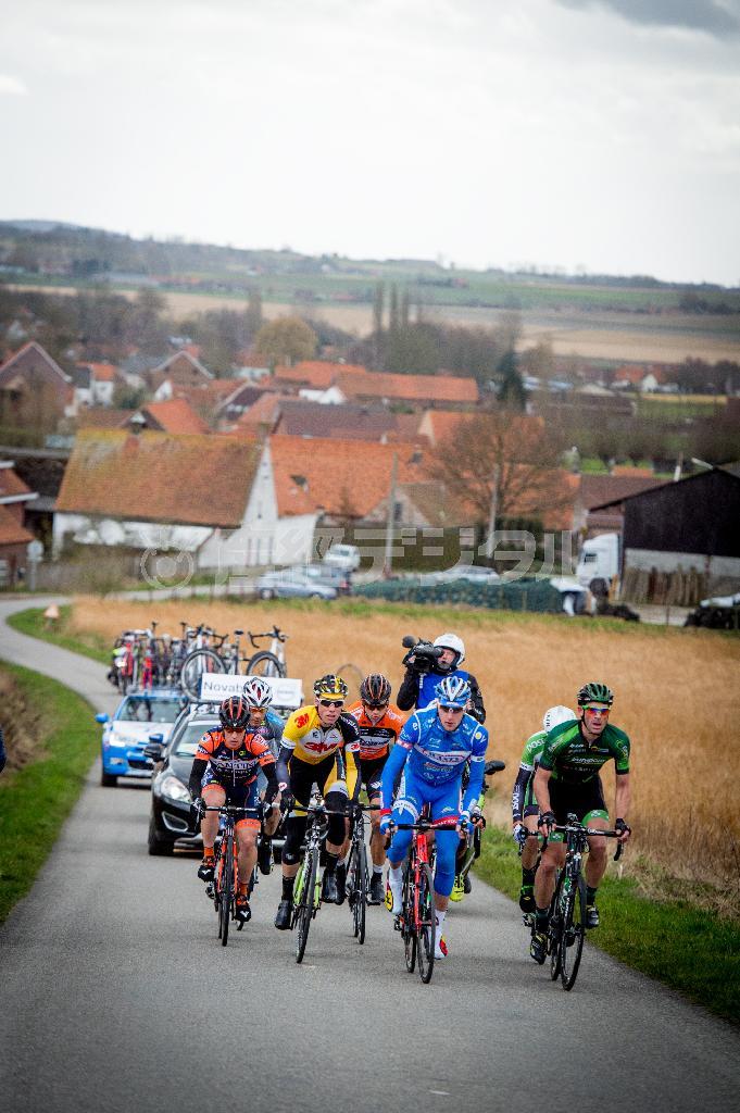 「クールネ～ブリュッセル～クールネ」で、細い登坂区間を走る先頭集団＝２０１５年３月１日、ベルギー・オーデナールデ（田中苑子さん撮影）