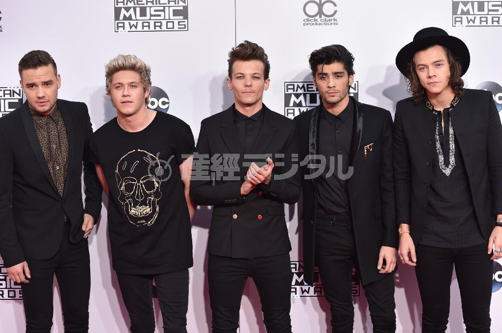 英ボーイズグループ「ワン・ダイレクション（１Ｄ）」のルイ・トムリンソンさん（中央）＝２０１４年１１月２３日、米カリフォルニア州ロサンゼルス（ＡＰ）