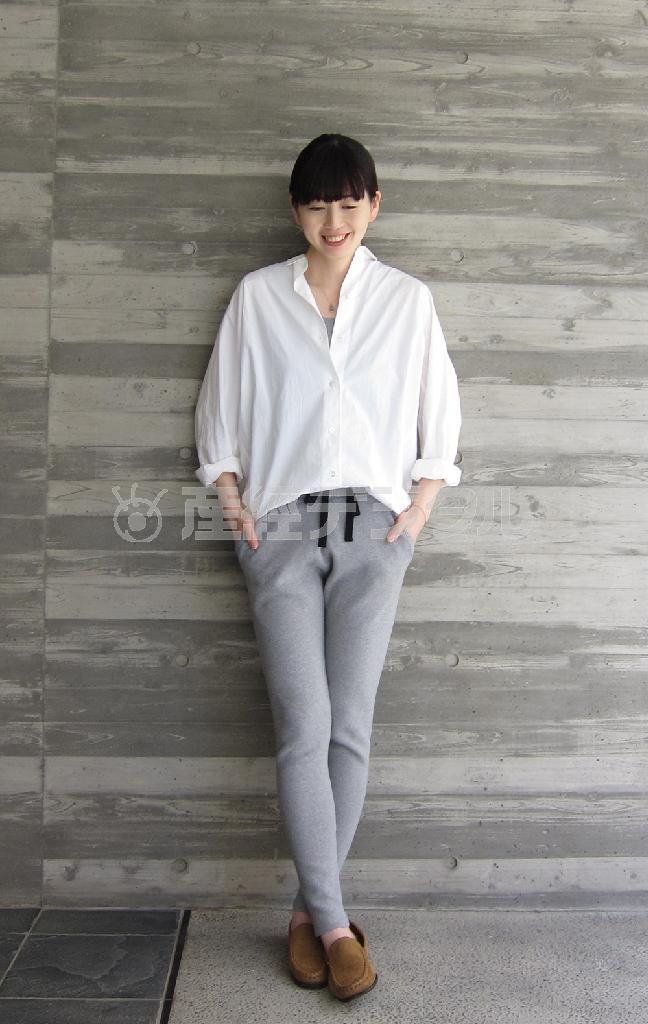 自作のニットパンツ（２万１０００円）にニットタンクトップ（１万４０００円）をインナーに着たデザイナー佐々木杏さん＝２０１５年３月１７日、神奈川県横浜市西区（藤沢志穂子撮影）