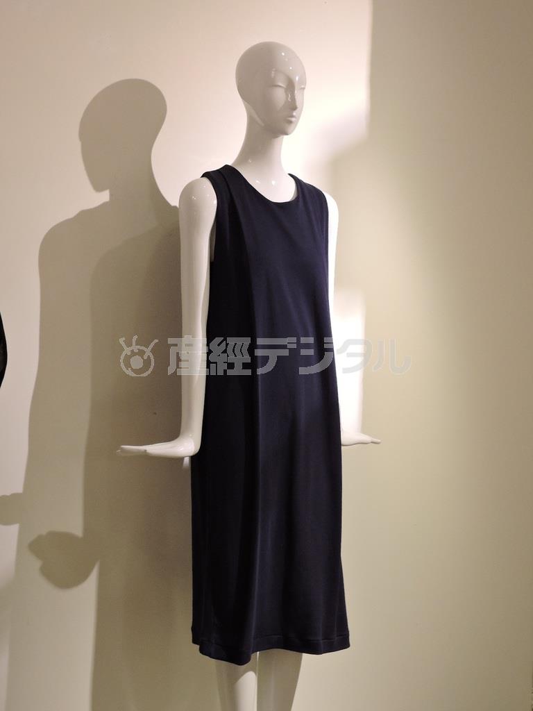 最高級のインド綿と織られた肌触りの優しいスムース生地を使ったタックワンピース（２万１０００円）。前後に入ったタックで体系を程よくカバー、美しいラインを出す＝２０１５年３月１６日、神奈川県横浜市西区（藤沢志穂子撮影）