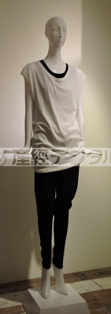 チュニック（１万６０００円）のフレンチスリーブは二の腕の肌の露出を抑え、ノースリーブより抵抗なく着られる＝２０１５年３月１６日、神奈川県横浜市西区（藤沢志穂子撮影）