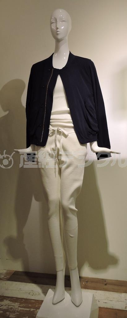 強撚糸で編んだ、しわになりにくいブルゾン（３万６０００円）と、吸湿性にも優れたコットンシルク糸で編まれたニットパンツ（２万１０００円）と、ニットのタンクトップ（１万４０００円）をインナーにあわせたコーディネート。タンクトップは裾がラウンドで、ボトムと合わせるとスタイルが良く見える。パンツは細身だが腰回りは少しゆったり、体系をカバー＝２０１５年３月１６日、神奈川県横浜市西区（藤沢志穂子撮影）