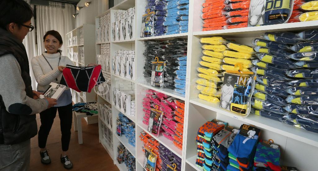 アンダーウエアブランド「ＣＲ７＿Ｕｎｄｅｒｗｅａｒ」のブース＝２０１５年３月２１日午後、東京都江東区のＭＡＧＩＣ＿ＢＥＡＣＨ（小野淳一撮影）