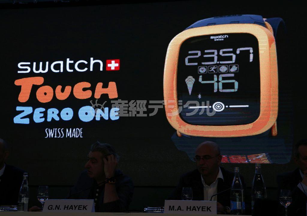 支払い機能を搭載したスマートウオッチ「スウォッチタッチ＿ゼロワン」の発売を発表するスイスの時計メーカー「スウォッチ」＝２０１５年３月１２日、スイス・コルジェモン（ロイター）