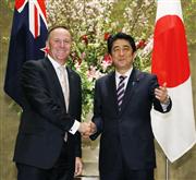 会談を前に握手するニュージーランドのキー首相（左）と安倍首相＝２４日午後、首相官邸