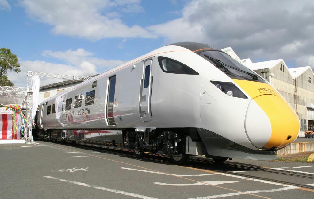 日立製作所が初公開した英国向け高速鉄道車両＝山口県下松市の同社笠戸事業所