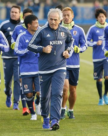 就任後初の合宿で、選手の先頭に立ちランニングするハリルホジッチ監督（中央）。同右は本田＝２３日、大分市内