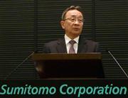 記者会見で業績悪化の理由などを説明する住友商事の中村邦晴社長＝２５日午後、東京都中央区