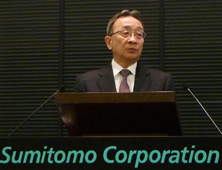 記者会見で業績悪化の理由などを説明する住友商事の中村邦晴社長＝２５日午後、東京都中央区