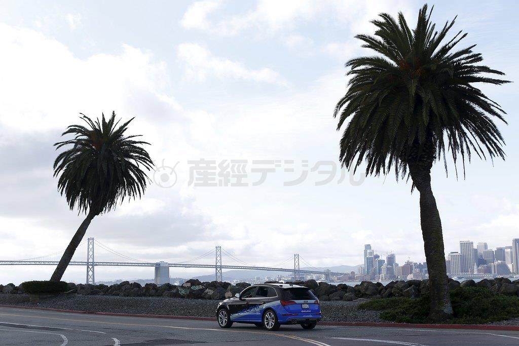 米カリフォルニア州サンフランシスコをニューヨークに向け出発するデルファイが開発した自動運転車。５６００キロを走破して米国を横断し４月３日の到着を目指している＝２０１５年３月２２日（ロイター）