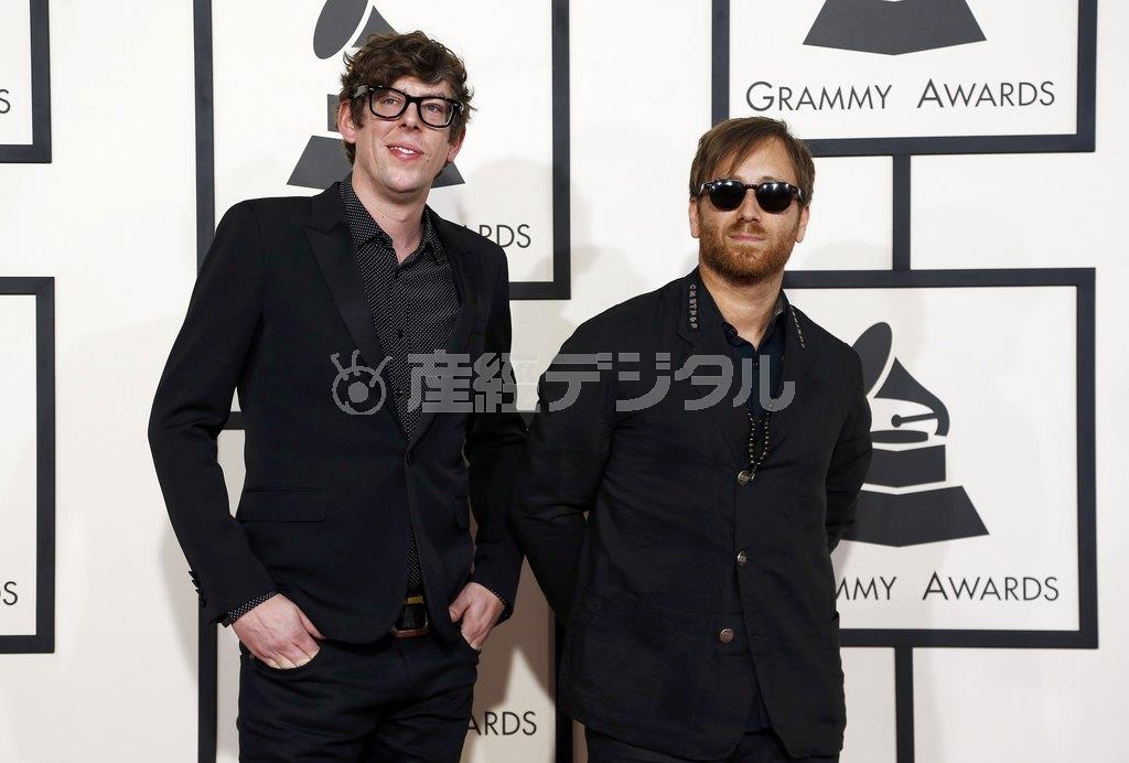 米ロックデュオ「ザ・ブラック・キーズ」＝２０１５年２月８日、米カリフォルニア州ロサンゼルス（ロイター）