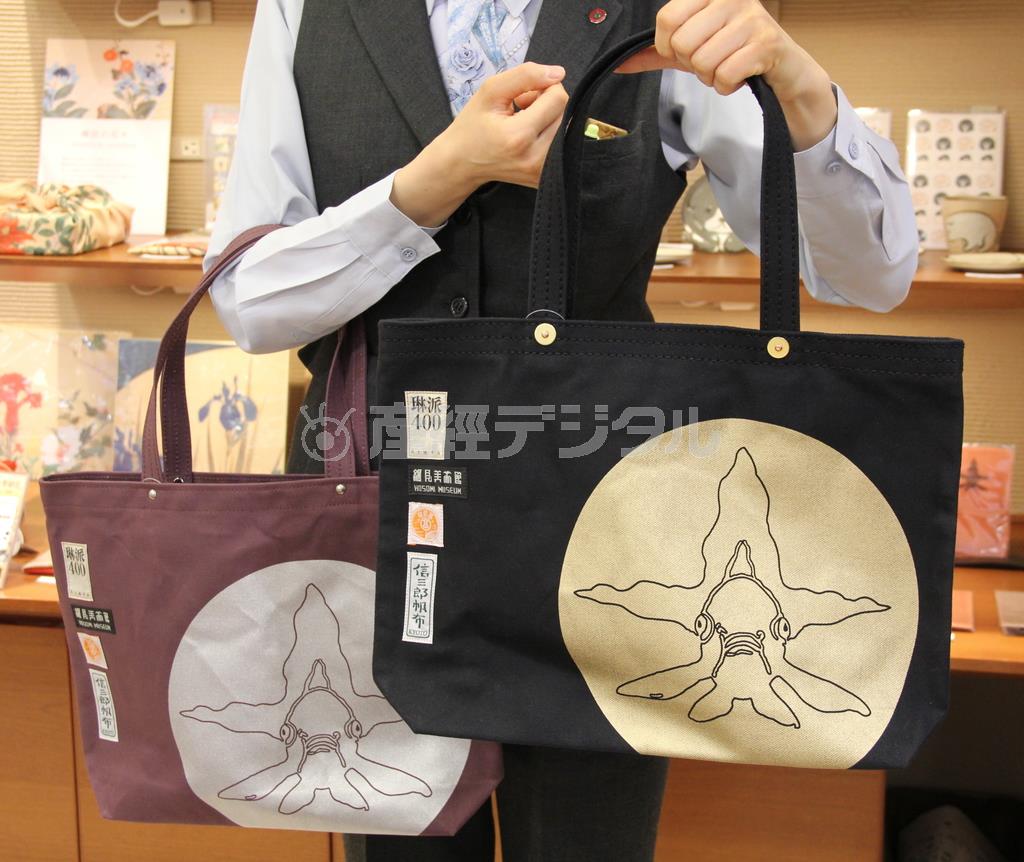 細見美術館（京都市左京区）所蔵の神坂雪佳の作品「金魚玉図」をプリントした一澤信三郎帆布の高島屋限定のコラボトートバッグ＝２０１５年３月１５日、京都市下京区の京都高島屋（田中幸美撮影）