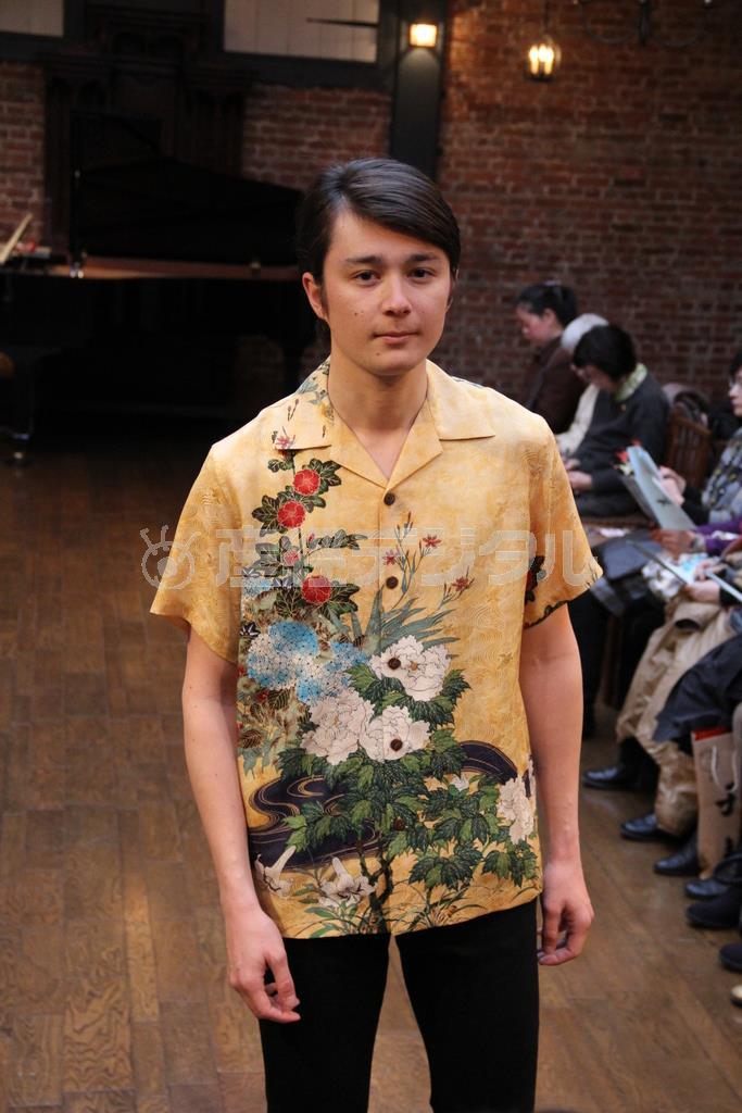 パゴン春夏ファッションショーで発表された酒井抱一の「流水四季草花図」をモチーフにしたアロハシャツ＝２０１５年３月１４日、京都市東山区の「パビリオン＿コート」（田中幸美撮影）