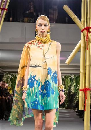 尾形光琳の代表作ともいえる燕子花の屏風絵を大胆にアレンジしたドレス＝２０１５年１月２６日、２０１５ユミカツラパリオートクチュールコレクション＿ＧＬＯＲＩＯＵＳ＿ＲＩＭＰＡから（田中幸美撮影）