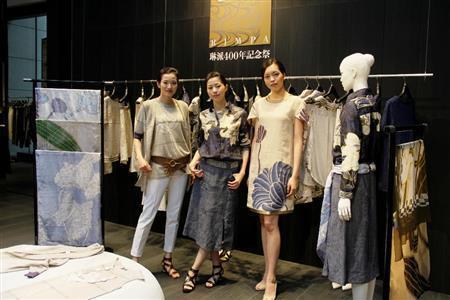 ファイブフォックスは京都の壁画絵師、木村英輝さんとコラボレートしたコレクションを制作。蓮をモチーフにしたワンピース（左）やカサブランカを描いたシャツ（中央）など、独自のスタイルで琳派の世界を表現する＝２０１５年３月２０日、東京都中央区銀座の「コムサステージ銀座店」（田中幸美撮影）