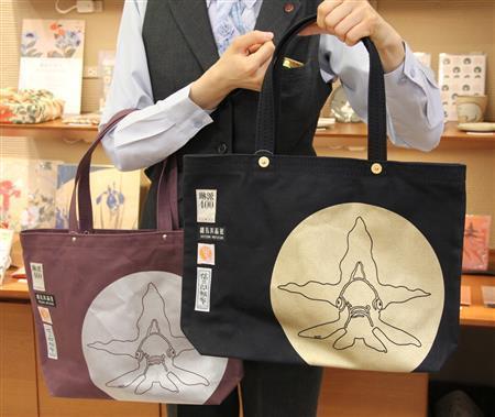 細見美術館（京都市左京区）所蔵の神坂雪佳の作品「金魚玉図」をプリントした一澤信三郎帆布の高島屋限定のコラボトートバッグ＝２０１５年３月１５日、京都市下京区の京都高島屋（田中幸美撮影）