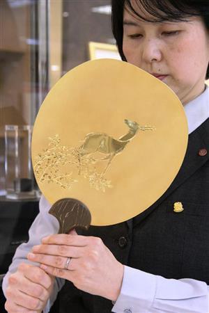 細見美術館（京都市左京区）が所蔵する酒井抱一の「鹿楓図団扇」を基に金工芸作家の石川広明さんが制作した黄金の団扇。なんと１０８０万円＝２０１５年３月１５日、京都市下京区の京都高島屋（田中幸美撮影）