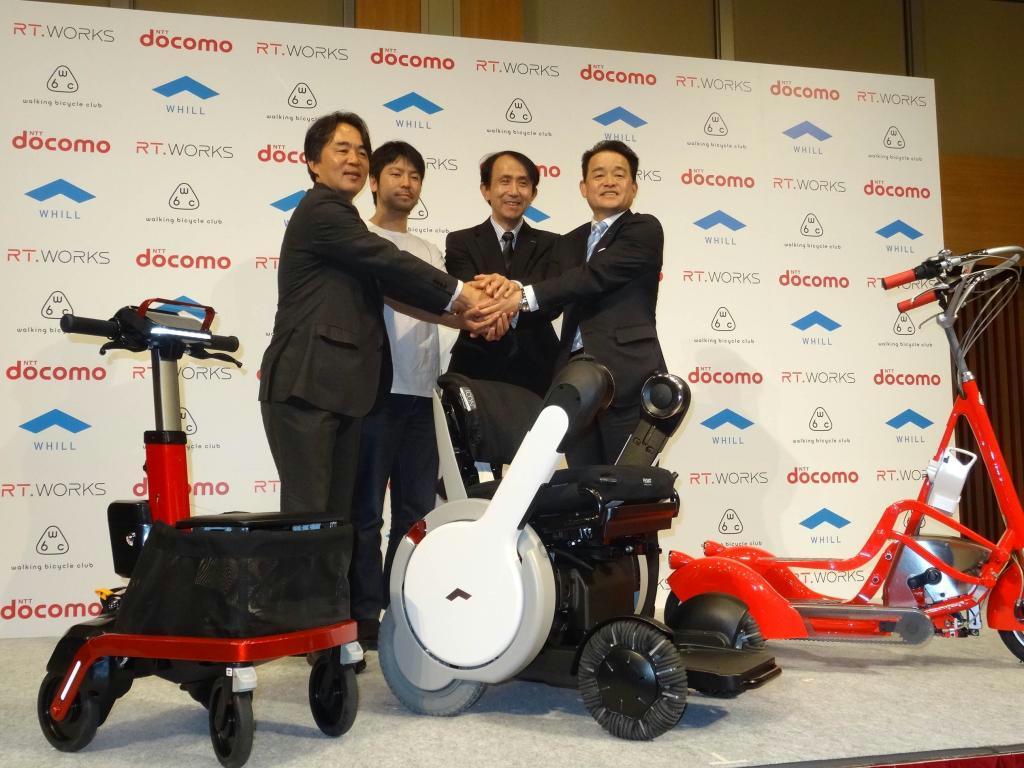 モビリティシェア構想を発表する片山工業の片山昌之社長、ドコモの中山俊樹常務執行役員ら（右から）＝２５日、東京都千代田区