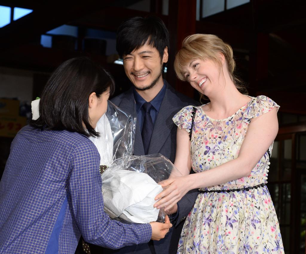 「まれ」主人公役の土屋太鳳（左）に激励の花束を渡す「マッサン」の玉山鉄二（中）とシャーロット・ケイト・フォックス（右）＝渋谷区のNHK（撮影・今野顕）