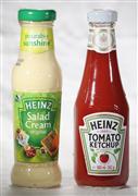 ハインツのトマトケチャップ（右）とサラダ用製品＝２０１３年（ゲッティ＝共同）