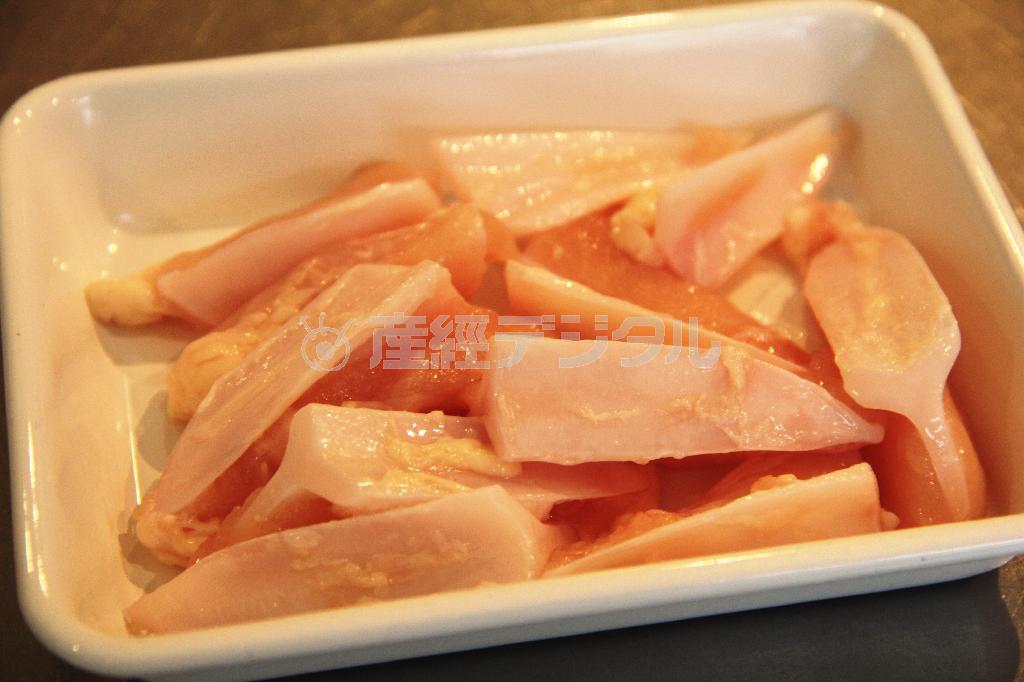軟骨入り鶏つくね（材料）＿＿鶏軟骨（ヤゲン）。１２０グラム（フードプロセッサーで細かくする）