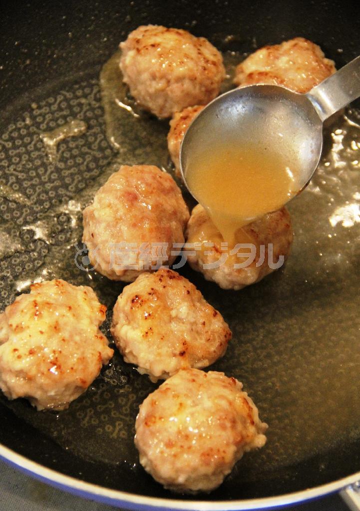 軟骨入り鶏つくね（材料）＿＿鶏軟骨（ヤゲン）。１２０グラム（フードプロセッサーで細かくする）