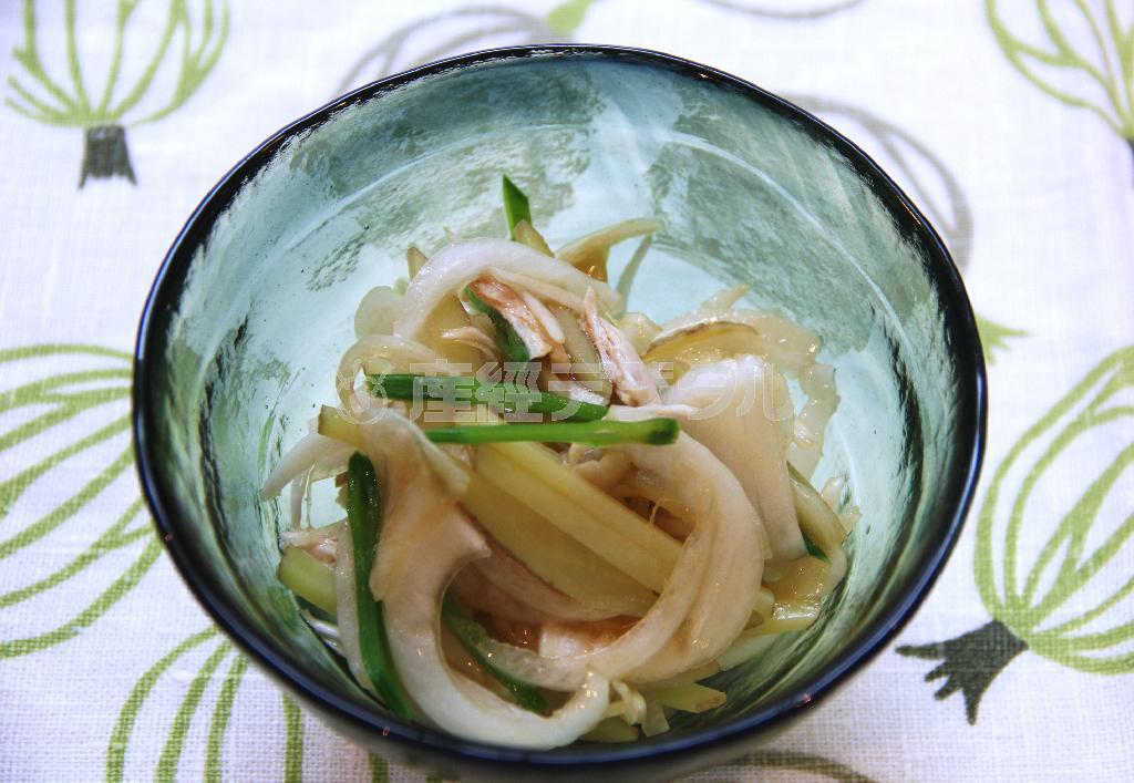 軟骨入り鶏つくね（作り方１）＿＿鶏ももひき肉、鶏軟骨、塩をよく混ぜたら小判型に成型し、サラダ油をひいたフライパンに並べ、中火で焼く。厚みの半分くらいに火が通って白っぽくなったらひっくり返し、焼き色がついたら水を少し加え、蓋をして弱火で２～３分蒸し焼きにする。蓋をとり、蒸し汁をつくねにかけながら焼く。