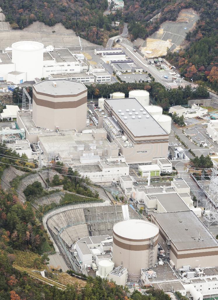 日本原子力発電の敦賀原発（手前から）１号機、２号機＝２０１２年１２月２日、福井県敦賀市（本社ヘリから撮影）