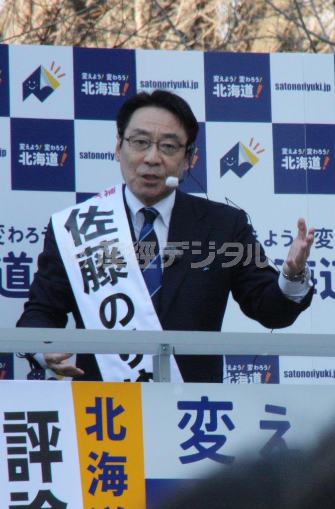第一声でマイクを握る北海道知事選候補の佐藤のりゆき氏＝２０１５年３月２６日、北海道札幌市中央区（稲場咲姫撮影）