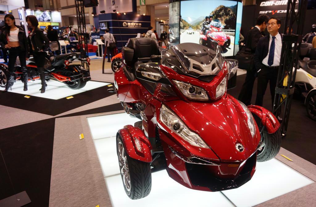 東京モーターサイクルショーでは中高年や女性層の開拓を狙い、三輪バイクも多く展示されている＝２７日、東京都江東区の東京ビッグサイト