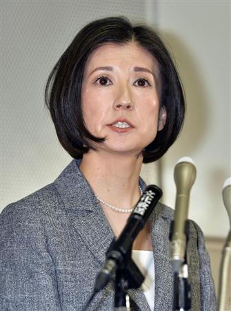 自身の社長続投が承認された株主総会を終え、記者会見する大塚家具の大塚久美子社長＝２７日午後、東京都江東区