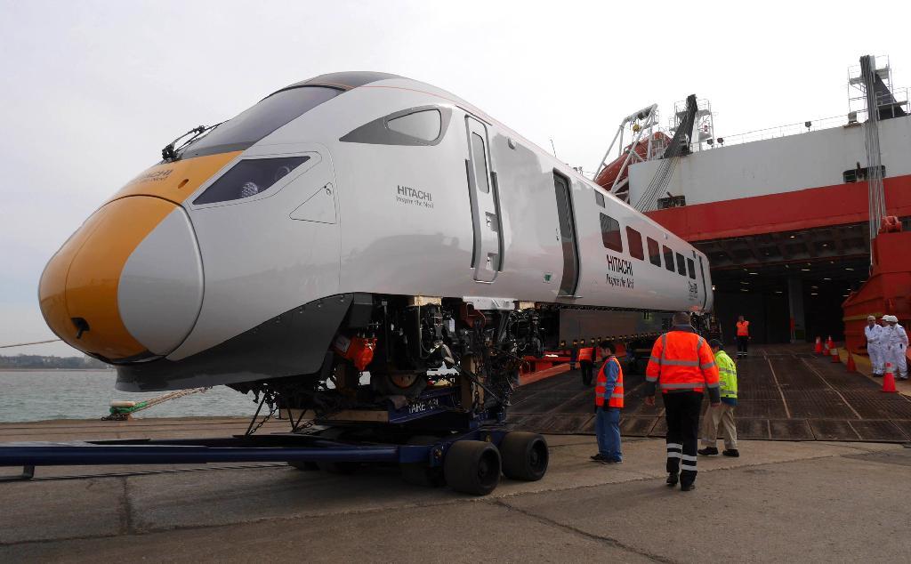 英国南部サウサンプトン港に陸揚げされる日立製作所製造の高速鉄道用車両