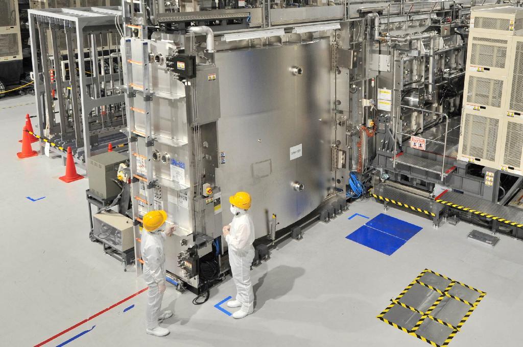 「ＩＧＺＯ」パネルを量産しているシャープの亀山第２工場（三重県亀山市）。今年度の上半期までは、液晶事業は再成長の牽引役とされていた