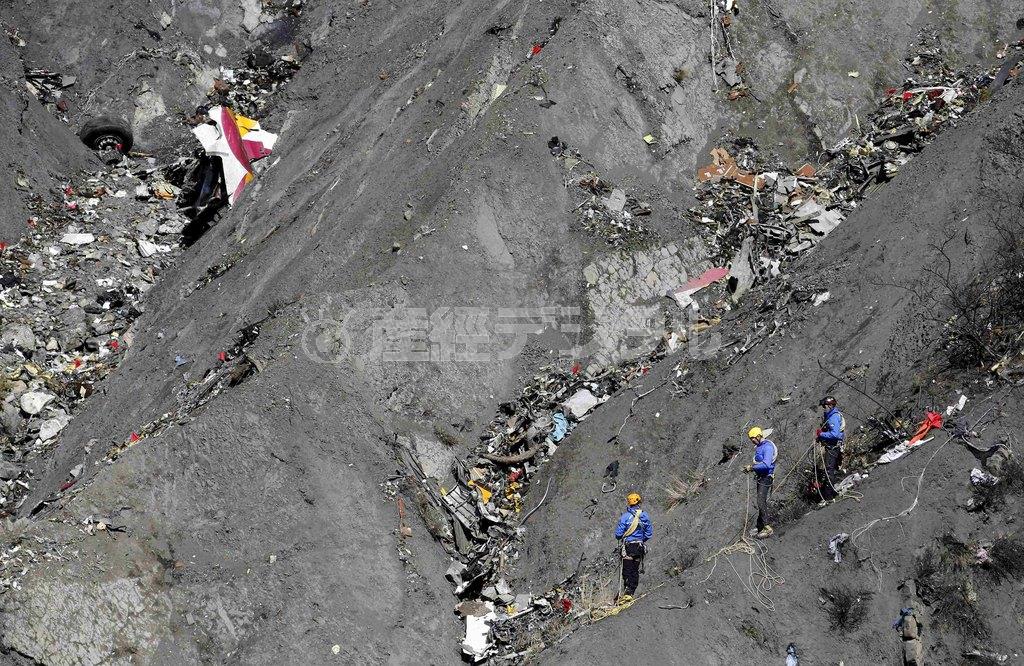 フランス南部アルプスのジャーマンウィングス機墜落現場で行なわれている遺体の収容作業。地形は険しく、約５０人の捜索隊員は滑落防止のためザイルで安全を確保している＝２０１５年３月２６日（ロイター）