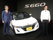 ホンダ「Ｓ６６０」発表会でフォトセッションする（左から）峯川尚本部長、椋本陵・開発責任者＝３０日午前、東京・南青山（宮川浩和撮影）