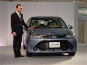 発表会で新型「カローラアクシオ」をアピールするトヨタ自動車の安井慎一チーフエンジニア＝３０日、東京都江東区