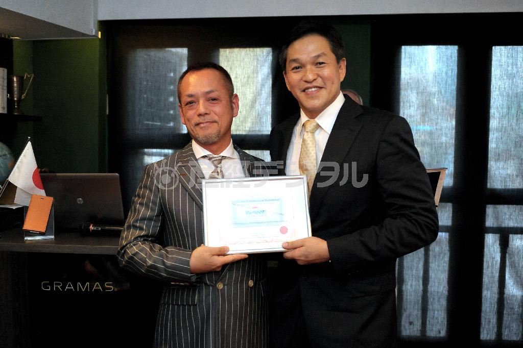 シンガポールでの契約の様子。左は坂本ラヂオ社長の坂本雄一さん＝２０１４年１１月２０日（提供写真）