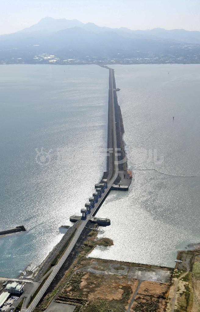 国営諫早湾干拓事業の潮受け堤防北部水門（手前）。右側が調整池＝２０１５年２月２７日、長崎県諫早市（共同）