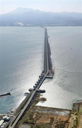 国営諫早湾干拓事業の潮受け堤防北部水門（手前）。右側が調整池＝２０１５年２月２７日、長崎県諫早市（共同）