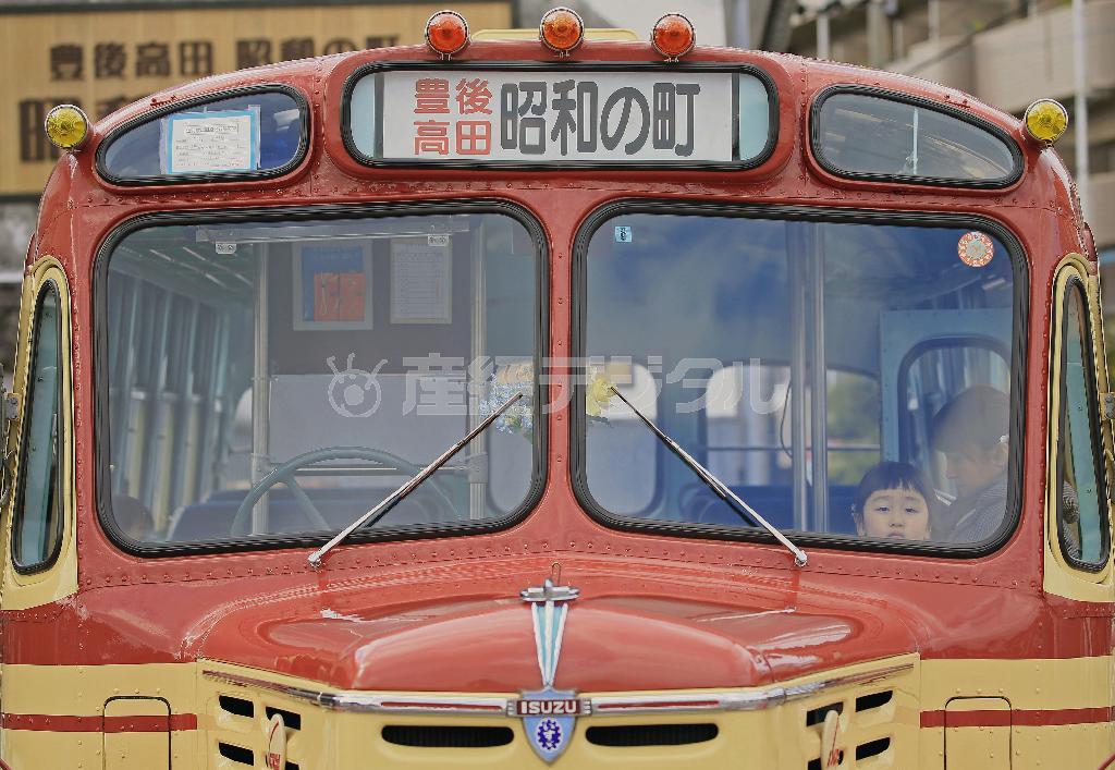 「昭和の町」の商店街を走るボンネットバス「いすゞＢＸ１４１」。正面から見ると懐かしさ倍増だ＝２０１５年１月２４日、大分県豊後高田市（松本健吾撮影）