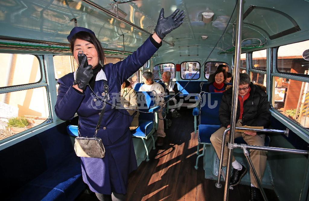 ボンネットバスには女性車掌が乗務していて、軽妙な話術で「昭和の町」を案内してくれる＝２０１５年１月２４日、大分県豊後高田市（松本健吾撮影）