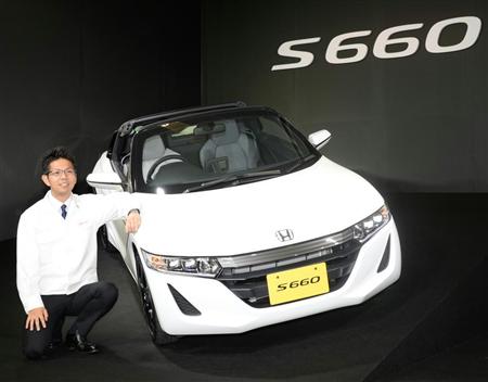 ホンダが発売する軽自動車の２人乗り新型スポーツカー「Ｓ６６０」と開発責任者の椋本陵氏＝３０日午前、東京都港区