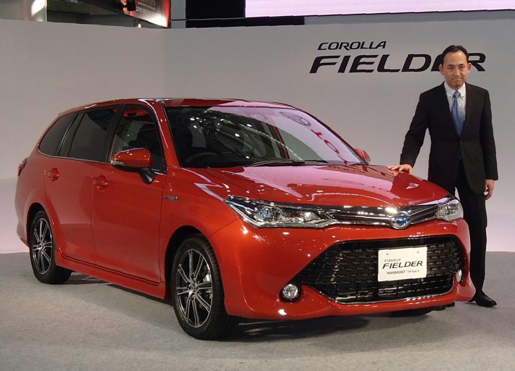 発表会で新型「カローラフィールダー」をアピールするトヨタ自動車の安井慎一チーフエンジニア＝３０日、東京都江東区
