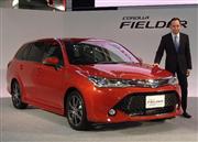 発表会で新型「カローラフィールダー」をアピールするトヨタ自動車の安井慎一チーフエンジニア＝３０日、東京都江東区