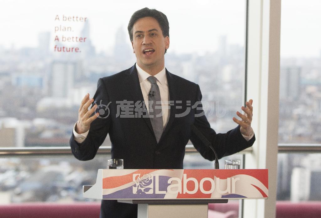 ３月２７日、首都ロンドン東部で演説する労働党のエド・ミリバンド党首＝２０１５年、英国（ロイター）