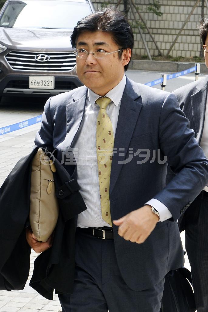 公判のためソウル中央地裁に入る産経新聞の加藤達也前ソウル支局長＝２０１５年３月３０日、韓国・首都ソウル（共同）