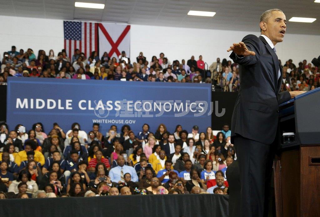 ３月２６日、米アラバマ州バーミングハムのコミュニティーカレッジで演説し、改めて最低賃金の引き上げを求めるバラク・オバマ大統領。会場には、中間層を支援するオバマ政権の政策「ミドルクラス・エコノミクス」の看板も掲げられた＝２０１５年（ロイター）