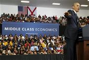 ３月２６日、米アラバマ州バーミングハムのコミュニティーカレッジで演説し、改めて最低賃金の引き上げを求めるバラク・オバマ大統領。会場には、中間層を支援するオバマ政権の政策「ミドルクラス・エコノミクス」の看板も掲げられた＝２０１５年（ロイター）
